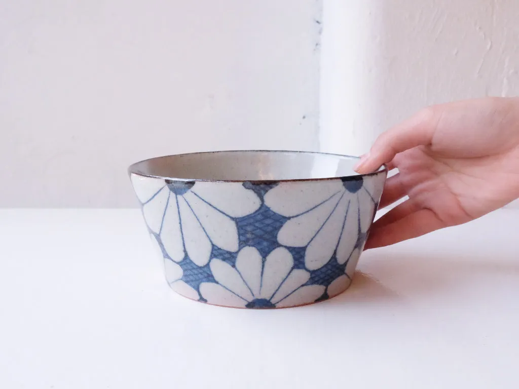 Indigo Patterned Tobe-ware Bowls (Chrysanthemum) by Tōsai-gama