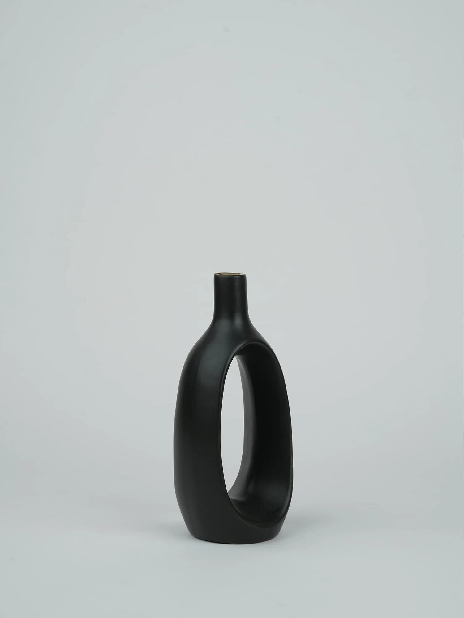 Purezento Modern Decorative Kieko Donut Vases for Home Decor | Centerpieces | Kitchen | Office or Living Room with Unique Quality for Center Table, Flowers Pot, Bedroom Side Corners (Black,8 Inch)